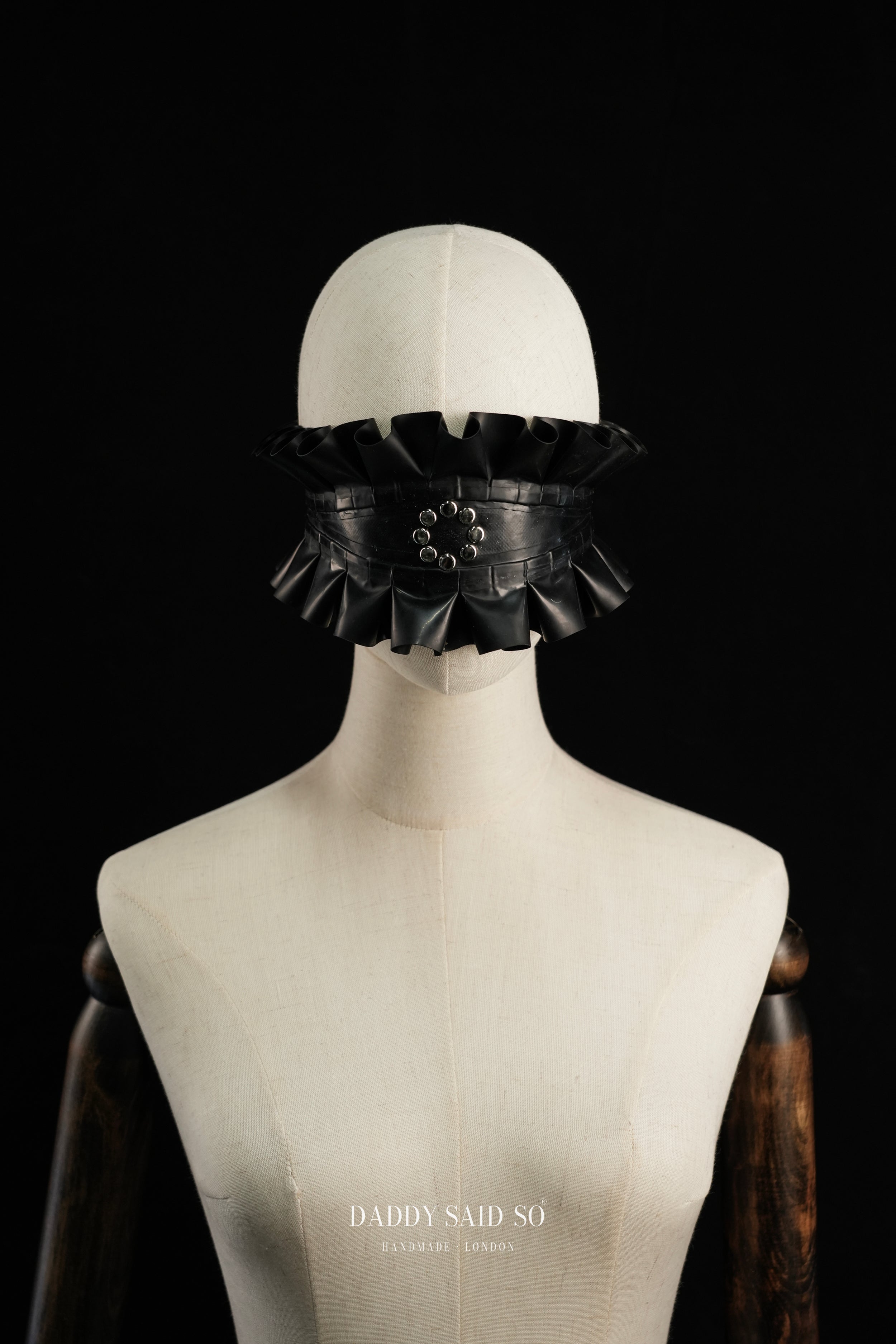 Rubber Ruffle Muzzle Mask